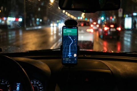 Smartphone posé dans un support voiture affichant Google Maps en mode navigation