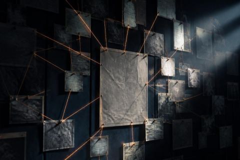 Schéma de réseau lumineux reliant des pages web entre elles par des lignes, représentation visuelle de la structure de liens internes d’un site