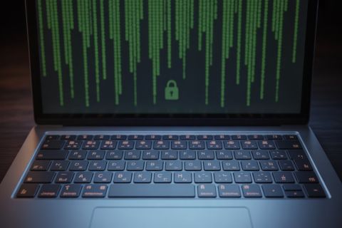 Clavier d'ordinateur avec caractères japonais injectés illustrant une attaque de piratage SEO par mots clés japonais