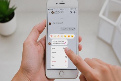 iPhone affichant une conversation Instagram avec option de réponse à un message spécifique